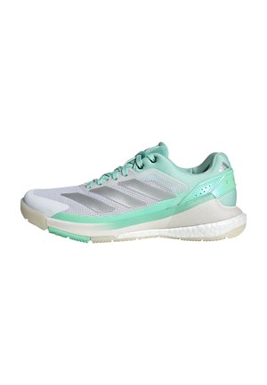 Světle šedá a mátově zelená běžecká obuv Adidas s textilním svrškem, stříbrnými pruhy, pohodlnou podrážkou a šněrováním, zobrazená z boku.