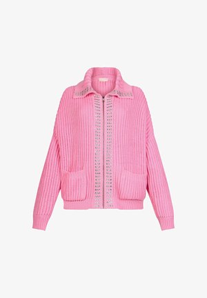 Roza pletena jopa z zadrgo, ovratnikom, dvema sprednjima žepoma in srebrnimi zakovicami okrašena okoli zadrge in ovratnika.