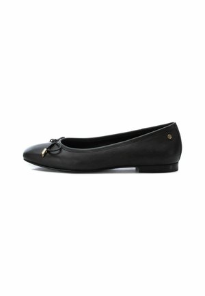 Bailarina de cuero negro con punta redonda, que presenta un lazo decorativo y un detalle en dorado. Textura suave y tacón bajo.