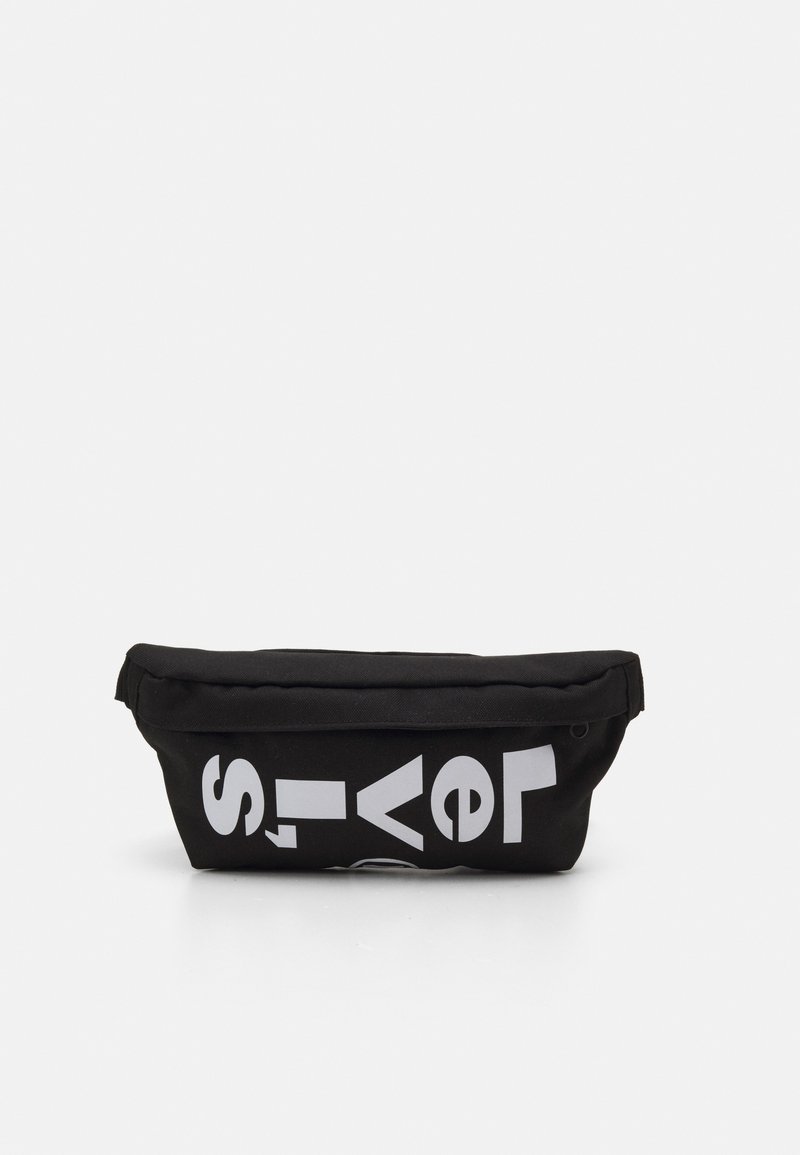 Saco de tecido preto com uma forma plana, apresentando texto branco em negrito. O fecho com zip é na parte de cima, com um detalhe em laço de um lado.