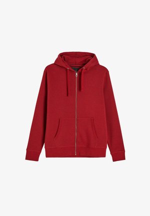 Czerwona bluza z kapturem zapinana na zamek, z przednimi kieszeniami i regulowanym sznurkiem w kapturze, wykonana z miękkiego materiału.