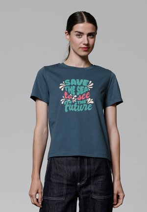 T-shirt en coton bleu à manches courtes et col rond, affichant un design graphique coloré avec le texte "SAUVEZ LA MER pour voir l'avenir."