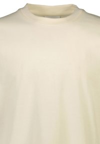 Effen lichtbeige T-shirt met korte mouwen en een ronde hals, met zichtbare stiksels bij de kraag, getoond op een witte achtergrond.