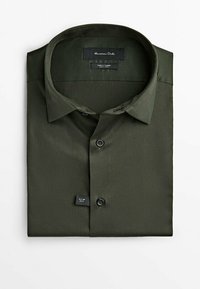 Camicia slim-fit verde scuro realizzata in tessuto liscio. Caratterizzata da un colletto a punta, chiusura con bottoni sul davanti e un'etichetta all'interno del colletto.