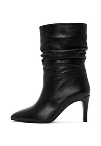 Bottine noire en cuir avec un tige ample, bout pointu et un talon haut fin. Texture lisse sans motifs ni accents visibles.