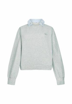 Sweatshirt gris clair avec un design court, présentant un col rayé bleu et blanc et un petit logo sur le côté gauche.