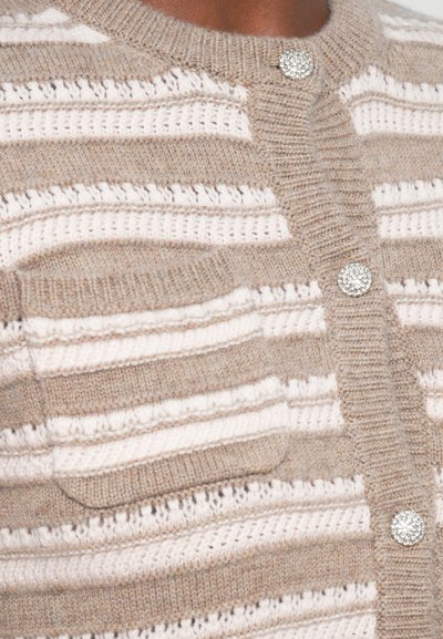 Cardigan tricotat bej, cu dungi orizontale în crem. Are un guler rotund, material texturat, un buzunar frontal și accente strălucitoare cu nasturi.