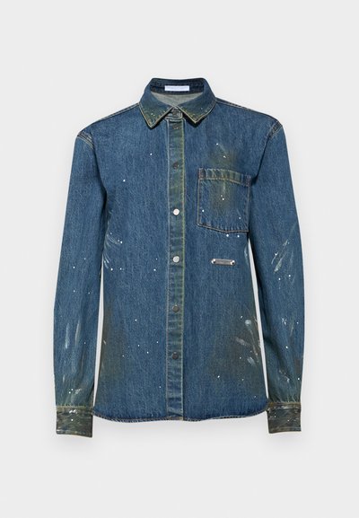 Cămașă din denim pentru bărbați, albastră cu pete uzate și stropi de vopsea albă, design cu nasturi, mâneci lungi, buzunar pe piept și guler ascuțit.