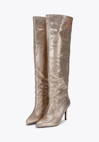 Gouden metallic, kniehoog stiletto laarzen bedekt met rhinestones. Gladde textuur met een puntige neus en een getailleerd silhouet.