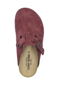 Bordeaux suède klomp met een ronde neus, voorzien van twee verstelbare banden en een metalen gesp, een textuur oppervlak en een gevoerde voetbed.