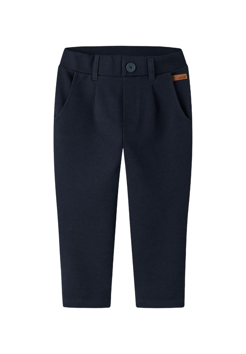 Pantalones de vestir azul marino, confeccionados en una suave mezcla de algodón, que cuentan con cierre de botón, trabillas para cinturón y bolsillos frontales para mayor comodidad.
