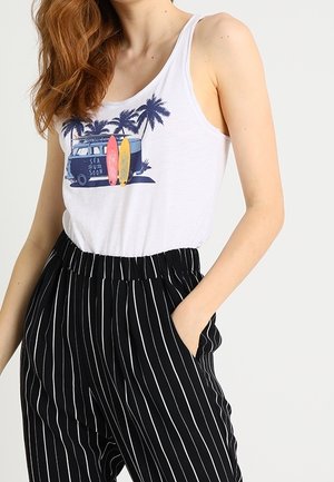 Witte tanktop met een blauw en multikleurig surf-thema graphic. Gecombineerd met zwart-wit gestreepte broek met een elastische tailleband.