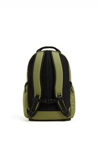 Mochila verde con detalles de malla negra, correas de hombro acolchadas y un asa superior. Presenta hebillas ajustables y un diseño elegante y estructurado.