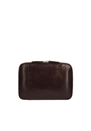 Bustina in pelle marrone scuro con cerniera, texture liscia e logo goffrato discreto nell'angolo in alto a destra.