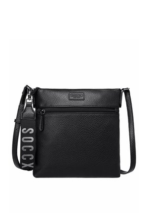 Schwarze Leder-Crossbody-Tasche mit strukturiertem Finish, Reißverschluss-Fronttasche und einem Riemen mit silberner "SOCCX"-Schrift.