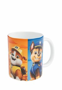 Tazza in ceramica bianca con vivaci illustrazioni di cartoni animati che raffigurano due personaggi animali. Un personaggio è arancione con un cappello giallo, l'altro è marrone con una divisa blu.