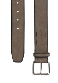 Bruine lederen riem met een gladde textuur, vijf gaatjes voor aanpassing, taps toelopende uiteinde en een zilveren metalen gesp met een eenvoudig ontwerp.