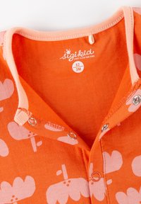 Orange Baumwoll-Overall für Babys mit pinken Blumenmustern, Druckknöpfen am Hals und einem Etikett mit der Aufschrift "sigikid, first class for kids."