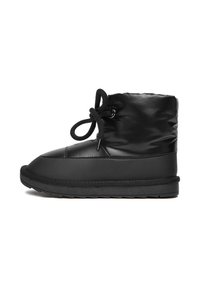 Czarne wodoodporne botki za kostkę o gładkiej teksturze, zaokrąglonym nosku, wyściółce amortyzującej i sznurowaniu, z grubą gumową podeszwą dla lepszej przyczepności.