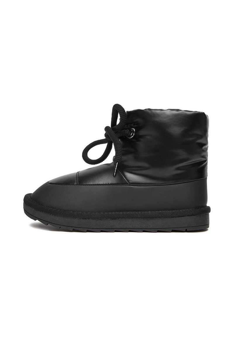 Czarne wodoodporne botki za kostkę o gładkiej teksturze, zaokrąglonym nosku, wyściółce amortyzującej i sznurowaniu, z grubą gumową podeszwą dla lepszej przyczepności.