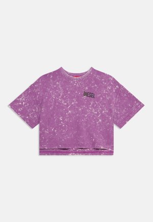 Lilla cropped t-shirt med hvid tie-dye mønster, korte ærmer, rund hals og "DIESEL" logo trykt på venstre bryst.