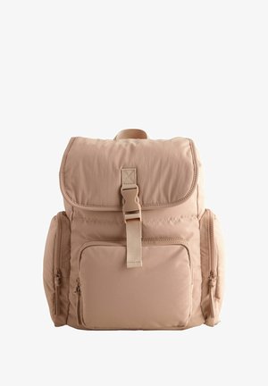 Beige gepolsterter Rucksack mit Klappenoberteil, vorderer Reißverschlusstasche und seitlichen Reißverschlusstaschen. Verfügt über einen Stoffriemen und verstellbare Rückengurte.