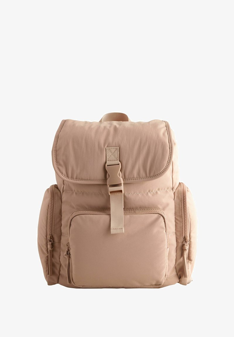 Beige párnázott hátizsák fedéllel, elülső cipzáros zsebbel és oldalsó cipzáros zsebekkel. Szövetpánttal és állítható hátpántokkal rendelkezik.