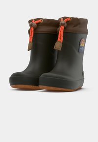 Bottes en caoutchouc vert foncé avec des poignets en tissu marron et des cordons de serrage orange vif, arborant un logo d'explorateur de montagne sur le côté.