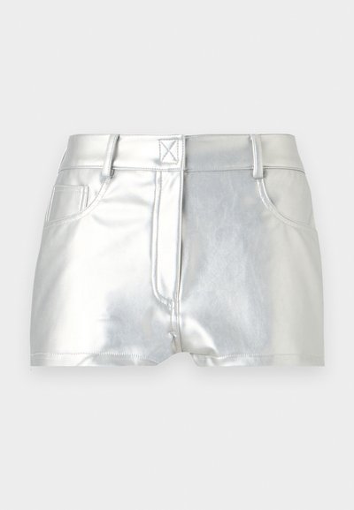 Shorts métalliques argentés taille haute avec fermeture à boutons sur le devant, passants de ceinture et deux poches avant sur un fond gris clair uni.