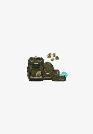 Dunkelgrünes Schulrucksack-Set mit orangefarbenen Blattmustern, inklusive Tasche, Federmäppchen, Regenschutz, Tier-Anstecknadeln und blauem flauschigen Schlüsselanhänger.