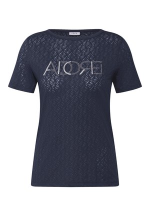 Navyblauwe T-shirt met korte mouwen, voorzien van een laser-gekapte bladvorm en het woord "ADORE" in zilveren rhinestones aan de voorkant.