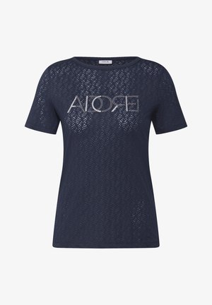 Navyblauwe T-shirt met korte mouwen, voorzien van een laser-gekapte bladvorm en het woord "ADORE" in zilveren rhinestones aan de voorkant.