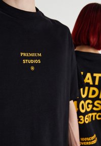 Jack & Jones PREMIUM JPRBLAHARVEY INFO TEE CREW NECK UNISEX - Marškinėliai su spaudiniu - black