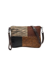 Torba od patchworka koja sadrži teksture sa uzorkom zebre, smeđe i životinjske uzorke. Materijali uključuju suede i kožu, a dolazi s odvojivim remenom i zatvaranjem na patentni zatvarač.