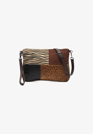 Patchworkhandtas met zebra-, bruine en dierenprint texturen. Materialen zijn suede en leer met een afneembare schouderriem en ritsafsluiting.