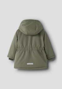 Cappotto verde oliva con cappuccio, vita elastica e maniche corte. Materiale liscio e resistente all'acqua; presenta una striscia riflettente sulla schiena.