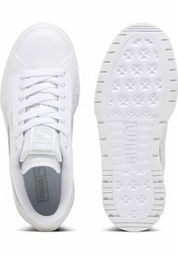 Zapatillas deportivas blancas con una parte superior sintética lisa, cordones planos, collar acolchado y una suela de goma texturizada que presenta un patrón geométrico.