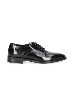 Chaussure habillée en cuir verni noir avec un bout pointu, un design à lacets, une texture lisse et un petit talon. Présente des accents de couture subtils.