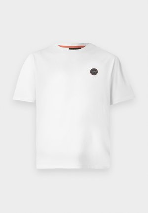 Witte katoenen t-shirt met korte mouwen en een ronde hals. Beschikt over een circulaire logopatch op de linkerborst.