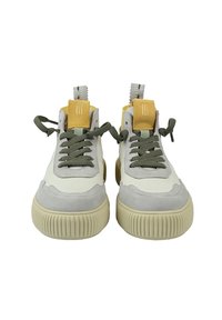 Baskets blanches et grises avec une semelle en caoutchouc texturée, des lacets verts et un accent jaune sur la languette et le talon. Matériaux en daim et cuir.