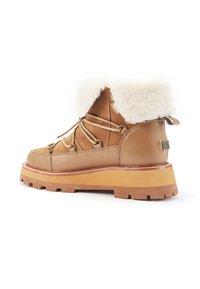 Smeđe vodootporne gležnjače s umjetnim krznom, okruglim vrhom i vezanjem. Debeli gumeni đon s reljefom za bolju vuču. Zlato-tonirana metalna oprema.