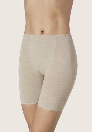 Pantalones cortos beige sin costuras con una textura suave, de longitud a medio muslo, con un sutil patrón de costura y un pequeño detalle del logo dorado.