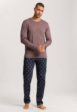 Herren-Loungewear-Set: Langärmliges mauvefarbiges Oberteil aus weichem Stoff, kombiniert mit navyblauen Hose mit Muster in Form von Rauten und elastischem Bund.
