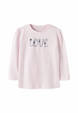 Chemise enfant à manches longues rose clair avec épaules bouffantes et le mot "LOVE" en lettres argentées décorées de petits cœurs.