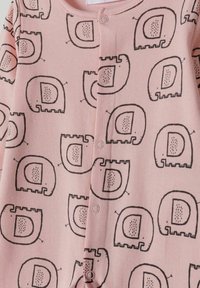 Ružový bavlnený overal s vzorom obrysových slonov. Dizajn obsahuje gombíkové uzávery a textúrované akcenty na slonoch.