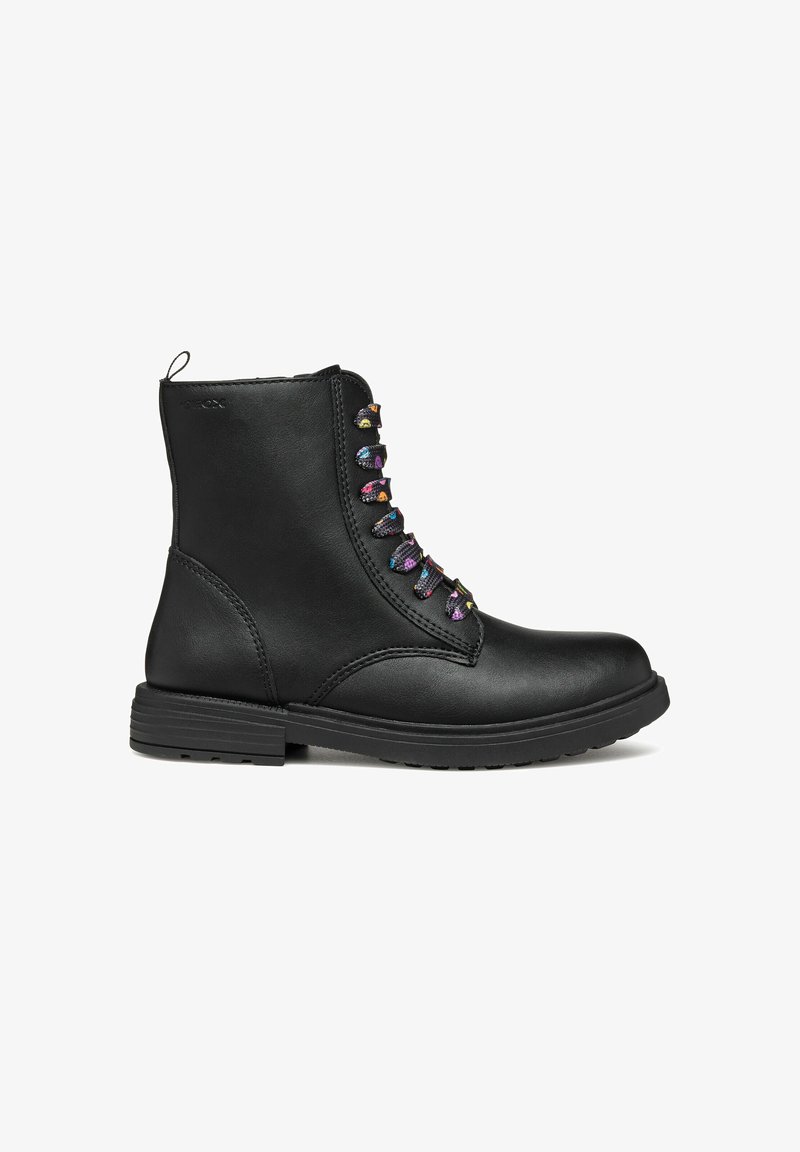 Botas de tobillo de cuero negro con cordones de colores, suela plana y puntera redonda. Cuentan con una lengüeta para facilitar su uso y una textura suave.