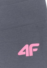 Tissu tricoté côtelé gris avec logo rose "4F" imprimé en bas à droite, probablement partie d'un vêtement ou accessoire.