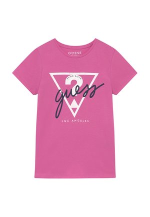 T-shirt rosa a maniche corte con logo triangolare bianco, scritta nera "guess" e testo "Pure Love" e "Los Angeles" sul davanti.