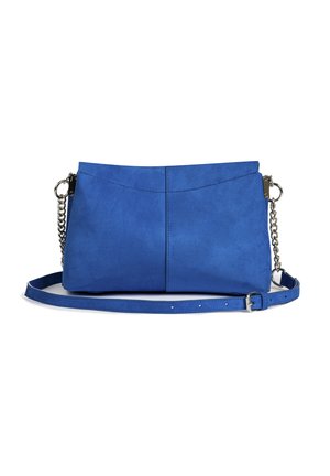 Blaue Wildleder-Umhängetasche mit silberner Kette und verstellbarem Riemen, abgebildet vor weißem Hintergrund.