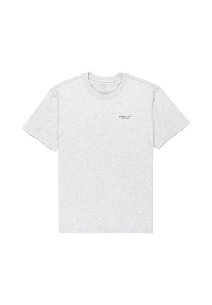 Grå bomullströja med rund halsringning, korta ärmar och en liten svart tryckt logotyp på vänster bröst. Slät textur.